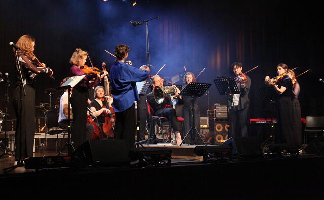  Hornist Felix Klieser, der ohne Arme geboren wurde und die Ventile des Horns mit den Zehen des linken Fußes virtuos bedient bot gemeinsam mit dem Orchester inn.wien feinste Klassik.