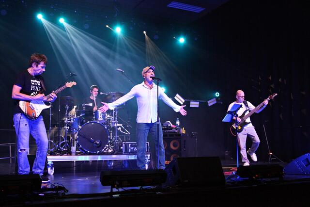 Der Hamburger Gitarrist und Inklusionsbotschafter Mischa Gohlke, der mit Band und Sänger Volkan Baydar auftrat, rundete das Programm sensationell ab. Gohlke ließ sich von seiner an Taubheit grenzenden Hörschädigung nicht davon abhalten, Profimusiker zu werden.