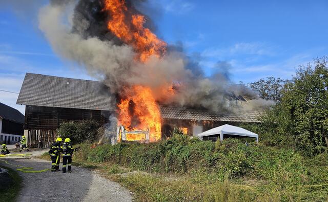 Das Gebäude stand im Vollbrand. | Foto: HFW Villach