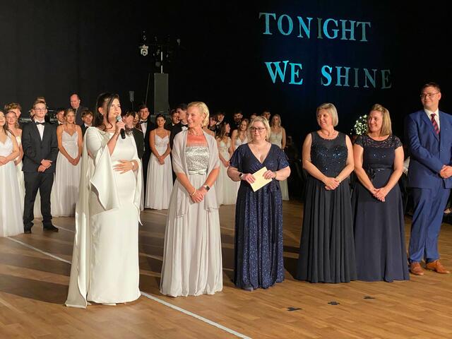 Schulsprecherin Arta bedankte sich bei allen Mitwirkenden und -helfenden