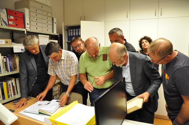 Die Gemeinderäte stöbern interessiert in der Jahreschronik und den anderen gebundenen Kostbarkeiten.