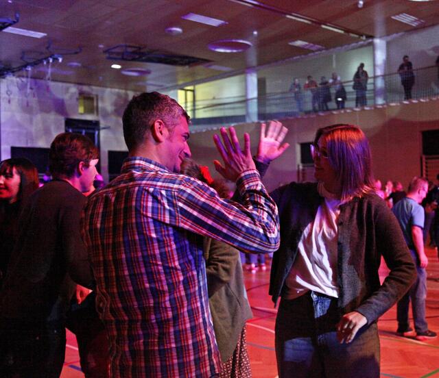 Das Publikum war beim gemeinsamen Tanz zum Mitmachen, zum sich Berühren und sich Begenen eingeladen.