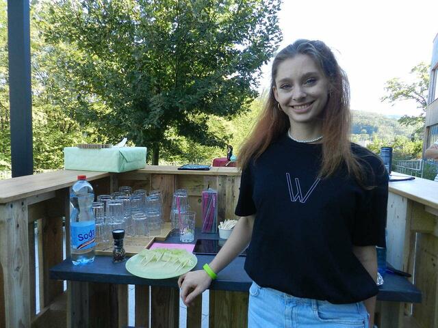 Helferin Angelika Pochman bewirtete die Gäste. | Foto: Heribert Punz