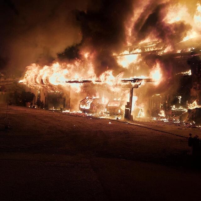 Gesamtes Hab und Gut wurde ein Raub der Flammen: Der Bauernhof samt Stallgebäude und Fuhrpark wurde durch den Brand vollkommen zerstört.  | Foto: FF Telfs