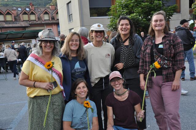 Die beiden Hauptorganisatorinnen Florentine Prantl (l) und Marieke Vogt (vorne rechts) mit ihrer "Weiberschaft". | Foto: Dorn