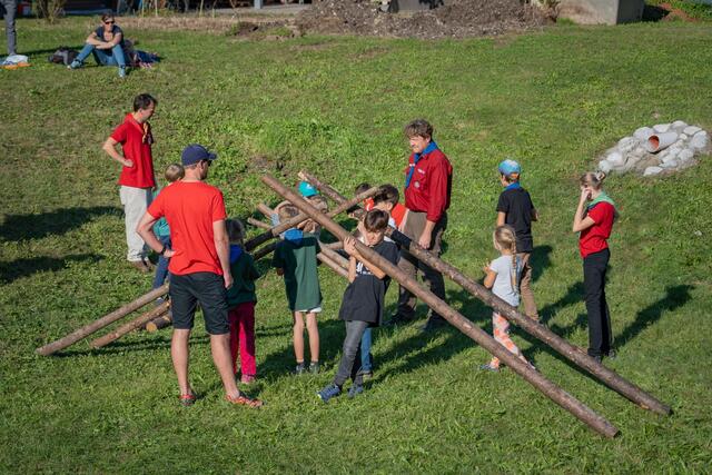 Der Tag wurde durch eine beeindruckende, selbst gebaute Leonardo-da-Vinci-Brücke abgerundet, die – ganz ohne Nägel oder Seile – nur durch Teamwork und Geschick zusammengehalten wird. | Foto: Pfadfinder Bad Ischl