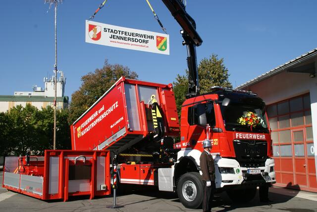 Das neue Wechselladerfahrzeug der Stadtfeuerwehr Jennersdorf.  | Foto: Anna Kaufmann