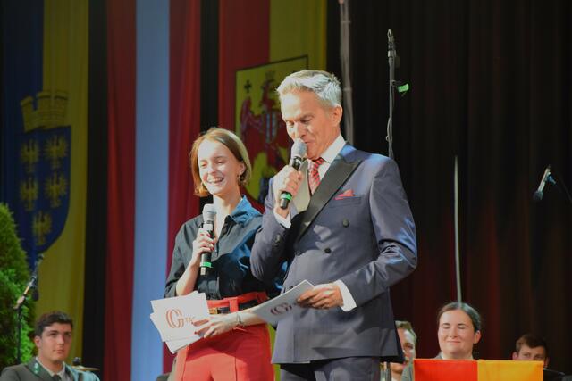 Die Moderatoren des Abends: Alfons Haider &amp; Julia Hanzl, Schülerin des Business Campus Oberwart.