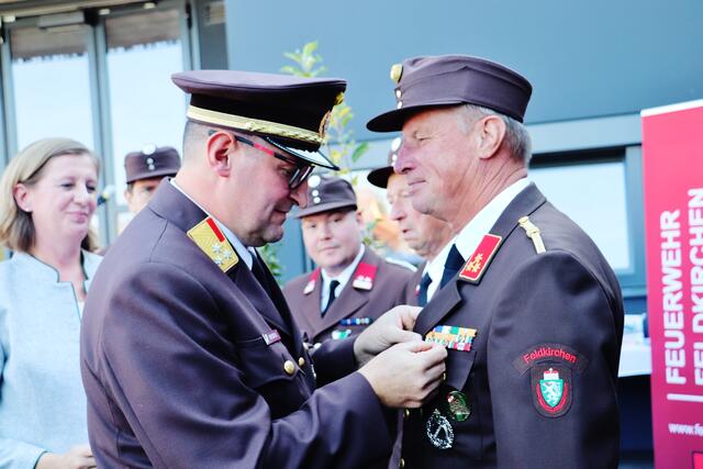 HBI Hannes Binder wurde von OBR Gernot Rieger mit dem Verdienstzeichen 3. Stufe ausgezeichnet | Foto: Edith Ertl