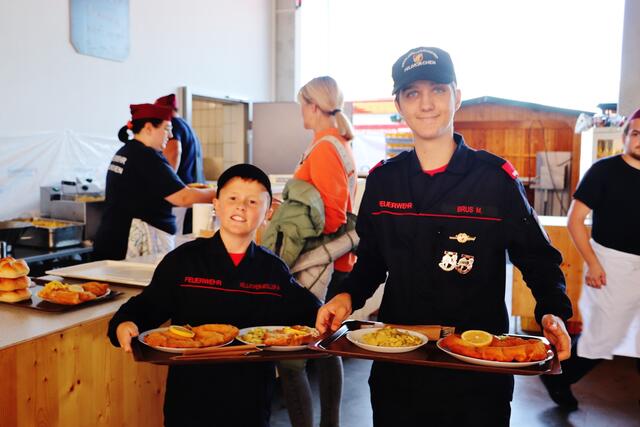 Die Feuerwehrjugend packte ordentlich mit an und trug das Essen aus. | Foto: Edith Ertl