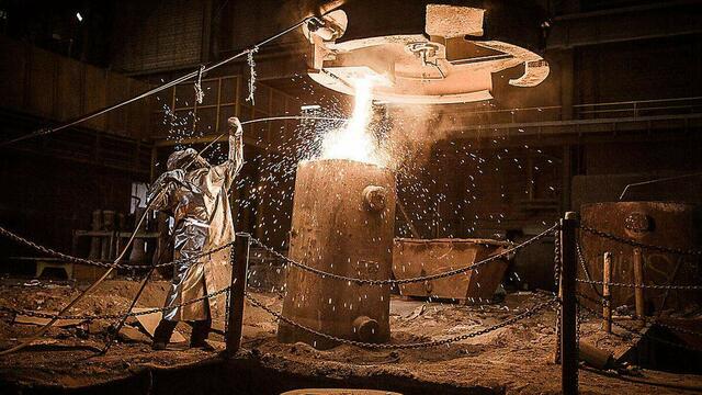 Mitarbeiter beim Aufschneiden einer Gusspfanne. | Foto: Breitenfeld/Nadrag