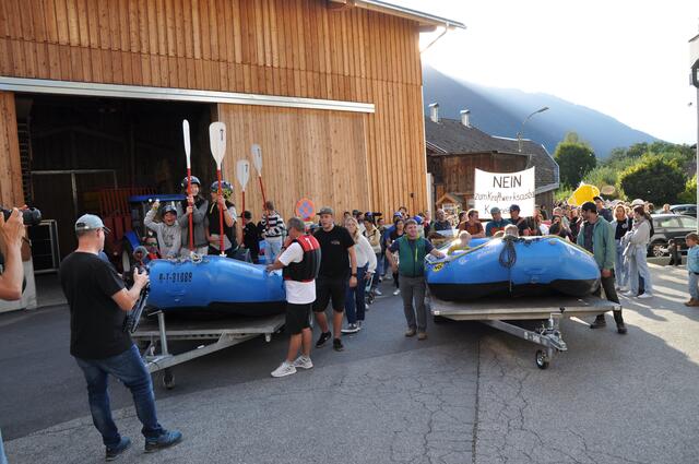 Über 200 Demonstranten hatten sich dem Umzug durch Oetz angeschlossen. | Foto: Dorn