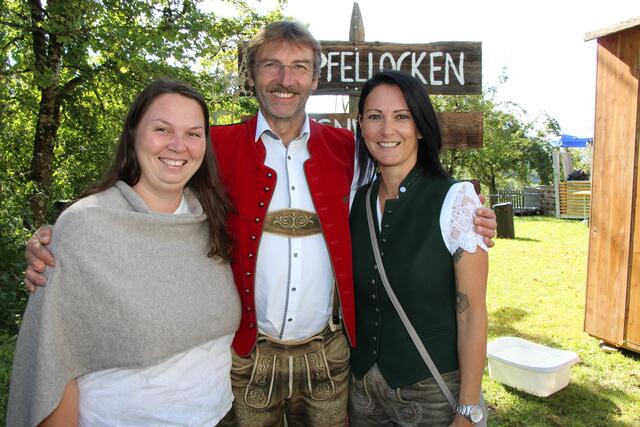 Katharina Herndl von der IG Oberweng aktiv (li.) und Corinna Polz (TVB Pyhrn-Priel) mit Bürgermeister Johann Feßl aus Edlbach. | Foto: meinbezirk,at/Staudinger