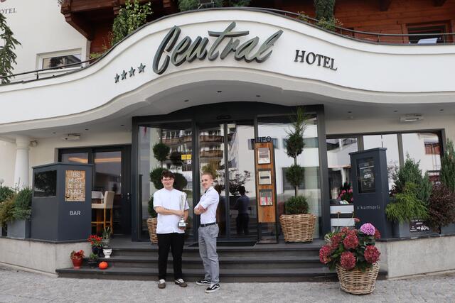 Eine "Lehre mit Zukunft" machte das Hotel Central in Nauders für Ajdin und Carlo möglich. | Foto: Celina Leitner