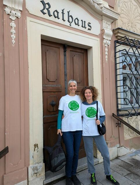 Manya Ghahremani und Judith Brocza nutzen die Speakers Corner im Gemeinderat um auf die Dringlichkeit des Klimaschutzes aufmerksam zu machen
 | Foto: Parents for Future