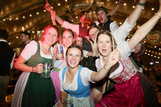 Im Oktoberfest-Festzelt herrschte wieder allerbeste Stimmung. | Foto: Alfred Mayer