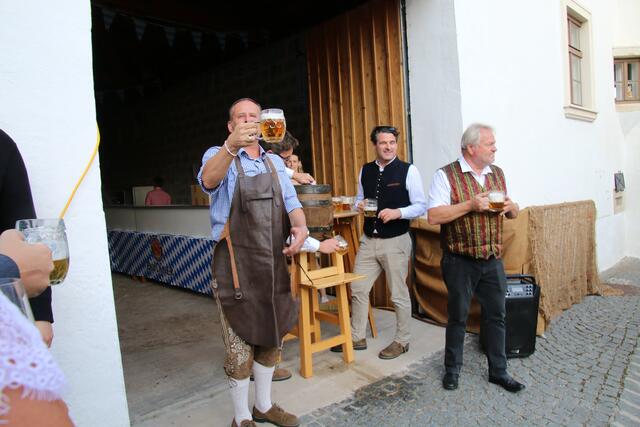 Vizebürgermeister Martin Horak mit seinem erste Bier, prost alle 