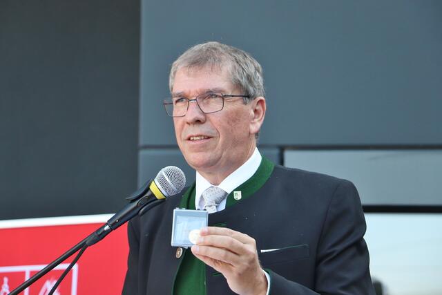 Eine Sonderprägung der Münze "50 Jahre Markterhebung Feldkirchen" überreichte Bgm. Erich Gosch an die Feuerwehr Feldkirchen, in der Kupfer-Ausführung erhielt jeder Floriani diese Münze.  | Foto: Edith Ertl