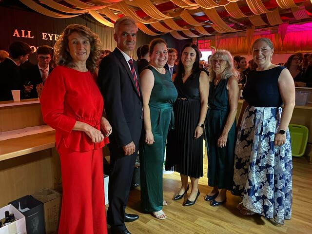 Das Lehrerteam an der Help-Bar schenke zugunsten bedürftiger SchülerInnen aus