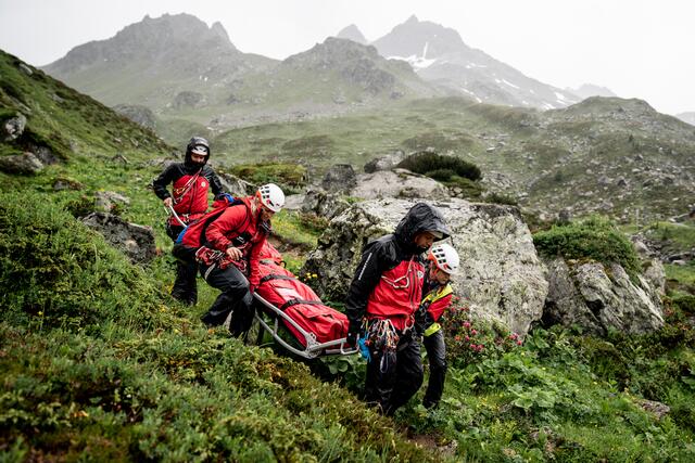 Die Bergrettungs-Einsatzkräfte trafen gegen 23:15 Uhr beim in Notlage befindlichen Alpinisten ein.  | Foto: Stefan Voitl
