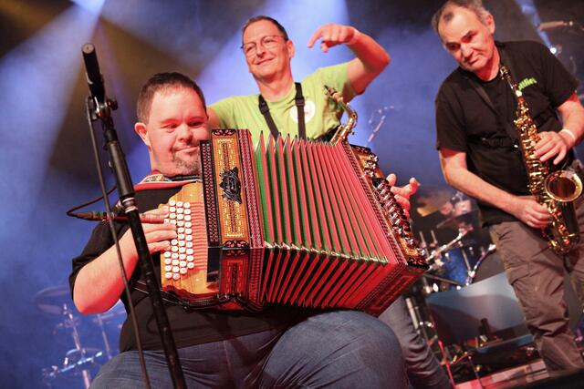 Die POWERbandTirol begeisterte mit vollem Einsatz. Hier Florian Pirschner, der am Akkordeon und am Schlagzeug sein Talent zeigte.