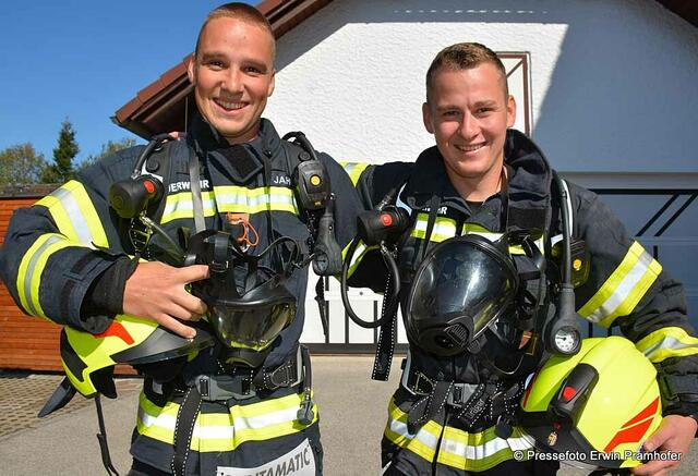 Dominik Jahn und Lukas Reindl gingen mit voller Atemschutzausrüstung auf die Strecke.