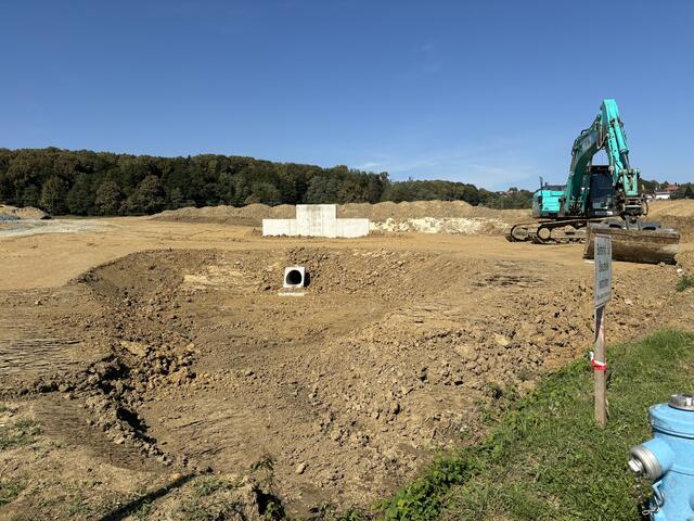 In der Nähe des Mogersdorfer Friedhofes entsteht derzeit eines von zwei Rückhaltebecken. Dessen Fertigstellung ist noch für heuer geplant.  | Foto: Elisabeth Kloiber