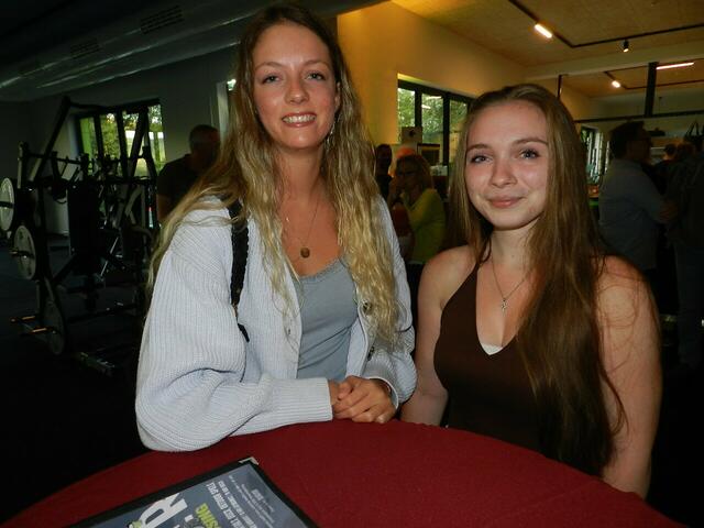 Anika Schwarzbuhler und Natalie Skrinjar in der Disco | Foto: Heribert Punz