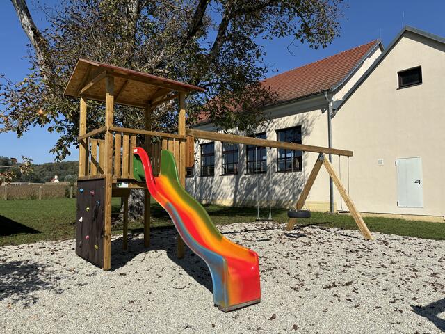 Der Spielplatz der Volksschule Mogersdorf erhielt eine neue Schaukelanlage mit Turm und Rutsche. | Foto: Elisabeth Kloiber