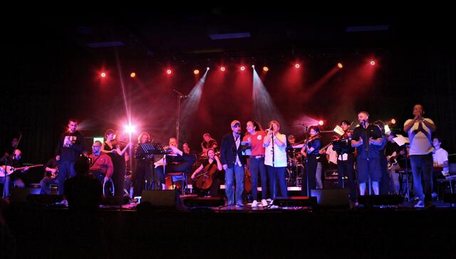  Der Song „Gspiarn – eine Umarmung für den Frieden“ ist Teil des „Inclusion-World-Peace-One-Project“, auf Deutsch „Der Ausbruch des ersten Weltfriedens“. Er wurde von allen Musiker*innen des Festivals gemeinsam dargeboten. Das Publikum war zum Umarmen eingeladen.