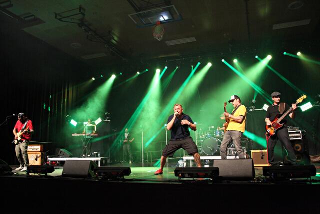 Die Tiroler Band Offbeat Society und die Rapper Sick Snse &amp; Flowin K Rollin brachten Stimmung in die Halle. 