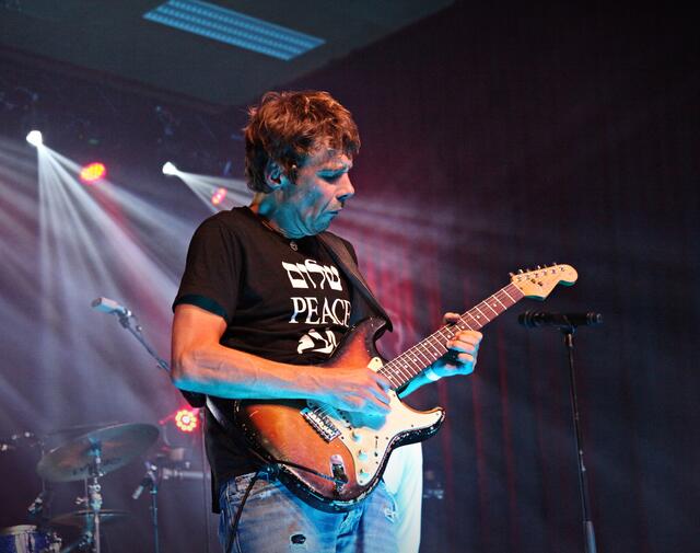 Als renommierter Speaker ergriff Gohlke neben der Gitarre auch das Wort, um ein starkes Plädoyer für Inklusion, Vielfalt, Toleranz und Begegnung auf Augenhöhe zu halten.