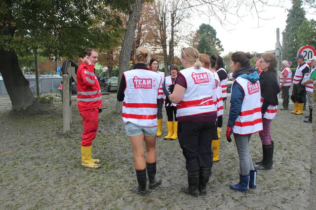 Einsatzbesprechung - Sicherheit geht vor! | Foto: (c) ÖRK