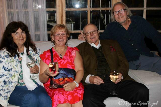 Frau Hanna mit Freundin Silvia Menyharts in Begleitung von Kurt und Edi Lang. Silvia Menyharts ist übrigens eine Lederaufbereiterin und arbeitet für den schreibbegabten Oldtimer-Guru Manfred Schmid. 