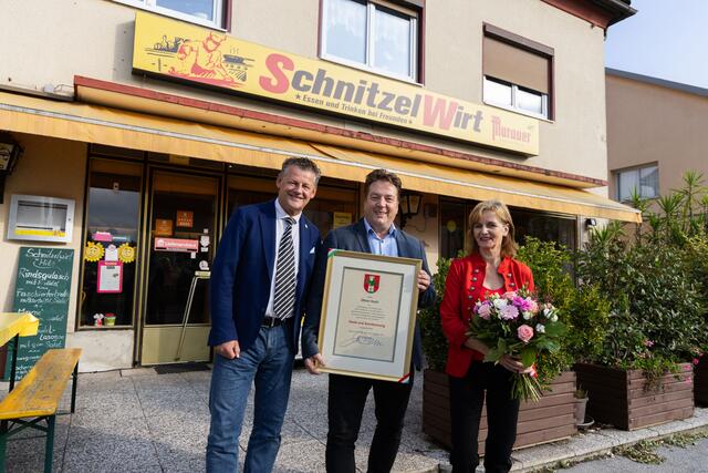 Bürgermeister Christian Scheider überreichte Oliver Koch und Anita Raupl die Anerkennungsurkunde der Stadt Klagenfurt für 20 Jahre erfolgreiche Selbstständigkeit. | Foto: Stadtkommunikation/Just