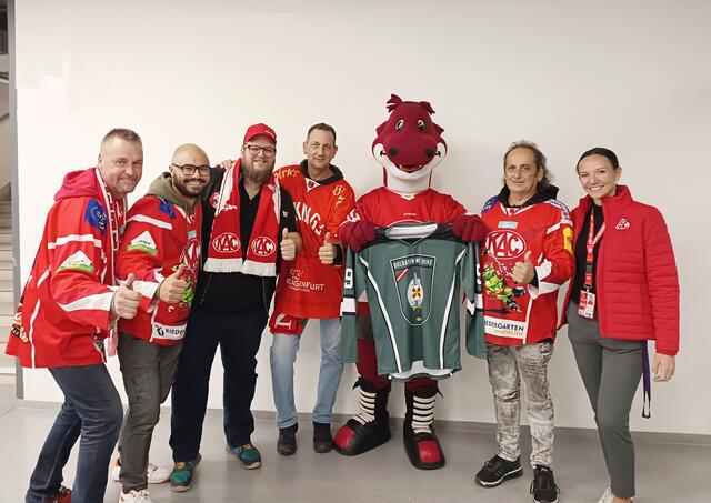 (v.l.) Armin Rumpold, Soldaten mit Herz-Präsident John Patrick Platzer, Vikings Kassier Martin Egger, Vikings Obmann-Stv. Harald Wank, KAC Maskottchen Lindi, Stiege 19-Obmann Johann Radl und KAC-Merchandising-Chefin Marina Gasser. | Foto: Foto: Soldaten mit Herz