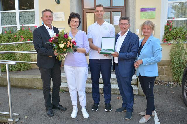 Vizebürgermeister und Ortsvorsteher von Langenlebarn Wolfgang Mayrhofer (links), Bürgermeister Mag. Peter Eisenschenk und Gesundheitsstadträtin Paula Maringer (rechts) dankten Dr. Eva Hahn-Plachy für ihre Tätigkeit als Allgemeinmedizinerin in Langenlebarn und hießen Dr. Florian Fuchs-Rath als ihren Nachfolger willkommen. | Foto: Stadtgemeinde Tulln
