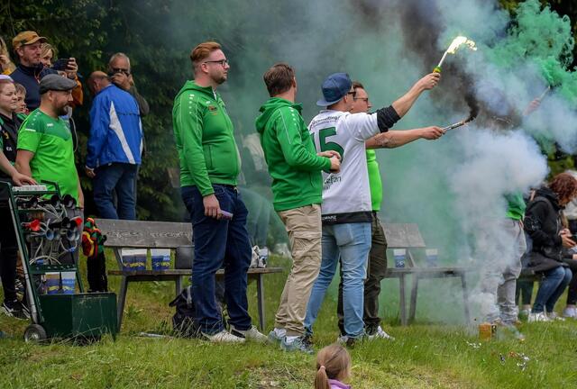 Gratulation, denn die Derbyfans verhalten sich immer sehr Emotional, aber sportlich fair am Spielfeldrand.  | Foto: Haberl/KK