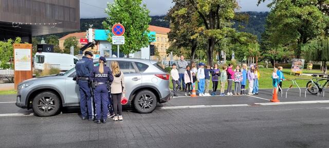 Schülerinnen und Schüler durften am Messepark gemeinsam mit der Polizei Geschwindigkeit messen. | Foto: Stadtteiltreff Bienerstraße