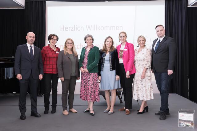Landesrat Christoph Luisser, möwe Vizepräsidentin  Sigrid Schmidl-Amann, Landesrätin Ulrike Königsberger-Ludwig, möwe Geschäftsführerin Maga Hedwig Wölfl, möwe Mödling Leiterin Doris Strobl, Landesrätin Marlene Zeidler-Beck,
Sozial-Stadträtin der Stadt Mödling Rowitha Zieger, Bürgermeister der Stadt Mödling Michael Danzinger. | Foto: die möwe