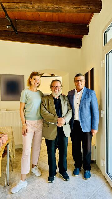 Eva Maria Manner, Künstler Robert Oltay und Regionalmanager Manfred Hinterdorfer betonen die Bedeutung von Kunst und Kultur für die Region Grein. | Foto: Manfred Hinterdorfer