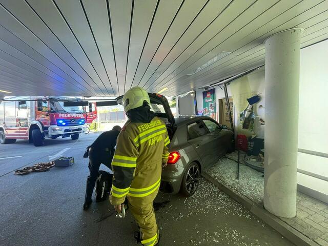 Freitagvormittag kollidierte ein Pkw mit einem Schaufenster in Kaprun. | Foto: Freiwillige Feuerwehr Kaprun, HV Domenik David