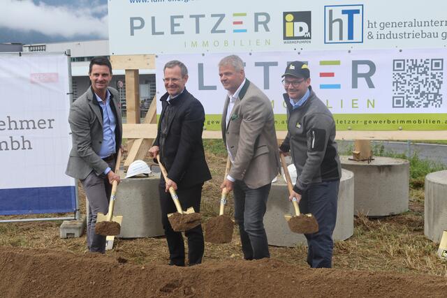 v.l.: Josef Six (Leiter Projektentwicklung Pletzer Immobilien), Manfred Pletzer (Eigentümer Pletzer Immobilien, Bürgermeister Gerhard Köfer und Thomas Pletzer (Geschäftsführung iDM) | Foto: MeinBezirk