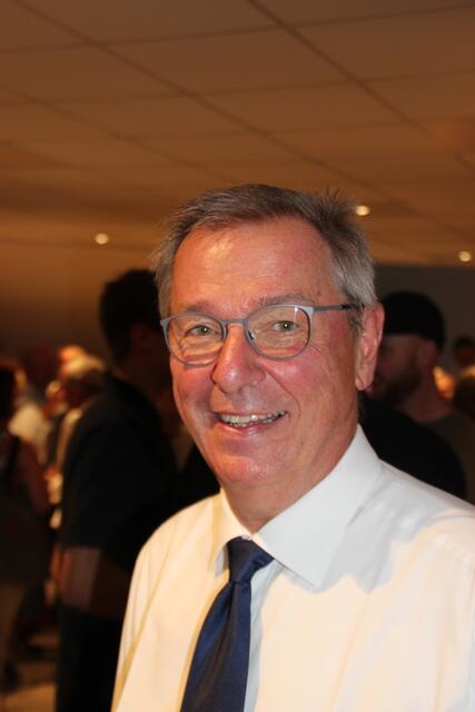 Kirchenchorobmann Hermann Wagenleiter lächelt zufrieden, erleichtert und stolz über den Riesenerfolg des Konzertabends  | Foto: Manfred Jordan