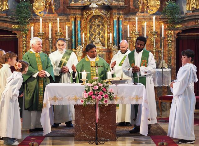 Im Rahmen eines Gotttesdienstes wurde Joemon Varghese (Mitte) in Vils willkommen geheißen. | Foto: Robert Pacher
