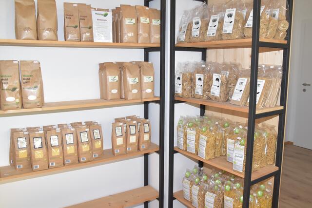 Der Bioladen in Telfs: In ihrem Bioladen in der Untermarktstraße 56 bieten die Tauferers gemeinsam mit anderen Tiroler Bio-Bauern eine breite Palette an regionalen Bio-Produkten an.
 | Foto: MeinBezirk