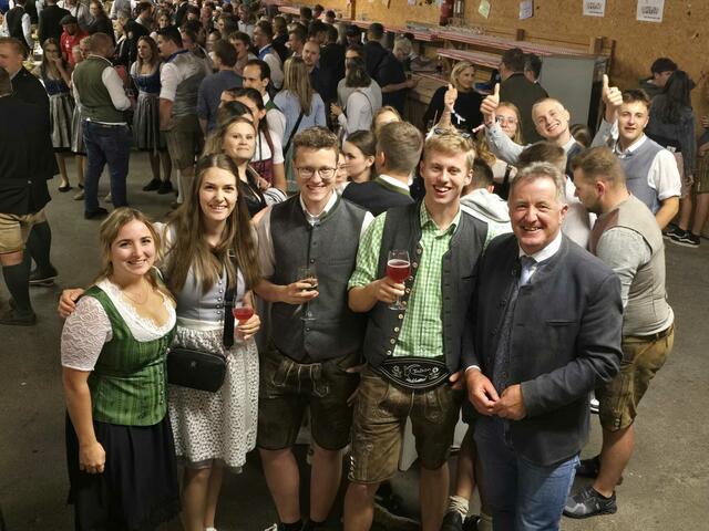 Ramona Rutrecht, ehemalige Bundesleiterin der Landjugend Österreich, mit Vertretern einer Tiroler Landjugend und NRabg. Johann Weber. | Foto: Privat