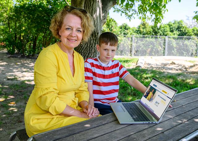 Familien-Landesrätin Christiane Teschl-Hofmeister mit dem Schüler Tizian. | Foto: NLK Burchhart