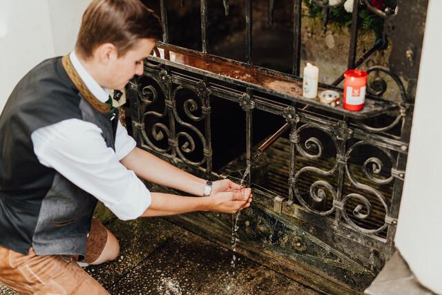Augenauswaschen am hl Brunnen. | Foto: Gemeinde Adlwang