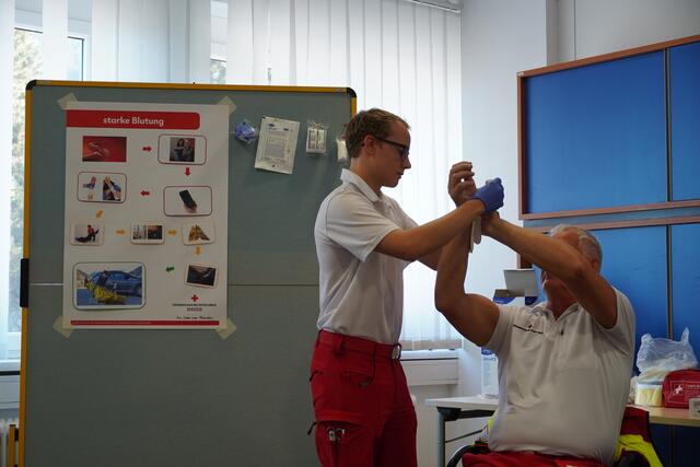 Gezeigt wurde, wie eine starke Blutung richtig versorgt wird. Die Teilnehmer übten dies dann mit dem eigenen Verbandskasten aus dem Auto. Das verwendete Material wurde dann vom Roten Kreuz ersetzt. | Foto: Nicole Hettegger